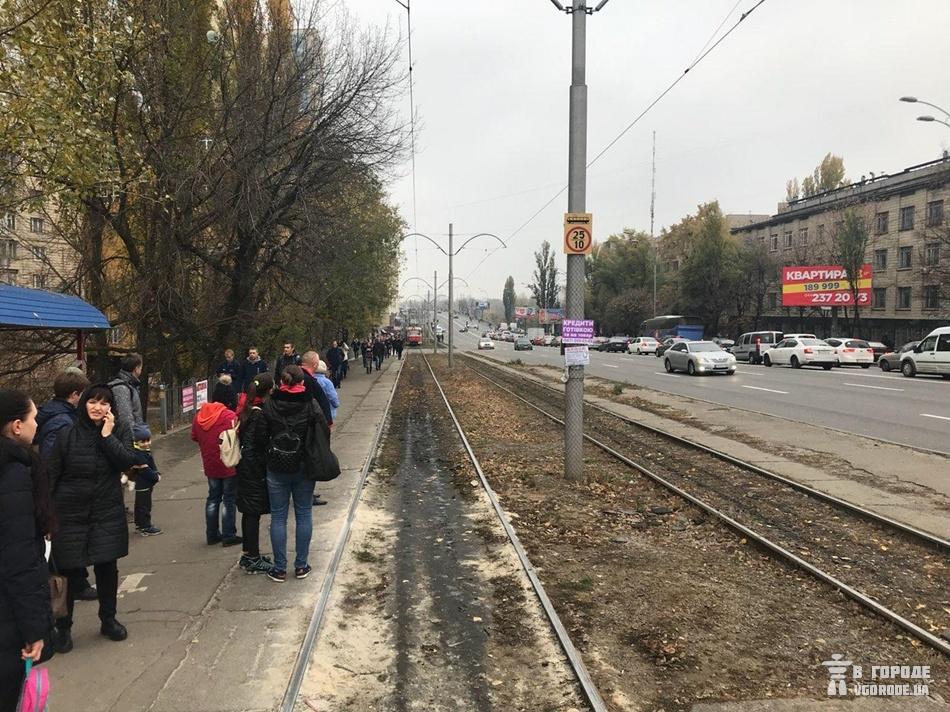 Как сообщает «   общественное   », Митингующие пропускают только кареты скорой и трамваи, иногда - легковые автомобили со стороны Дарницкого площади